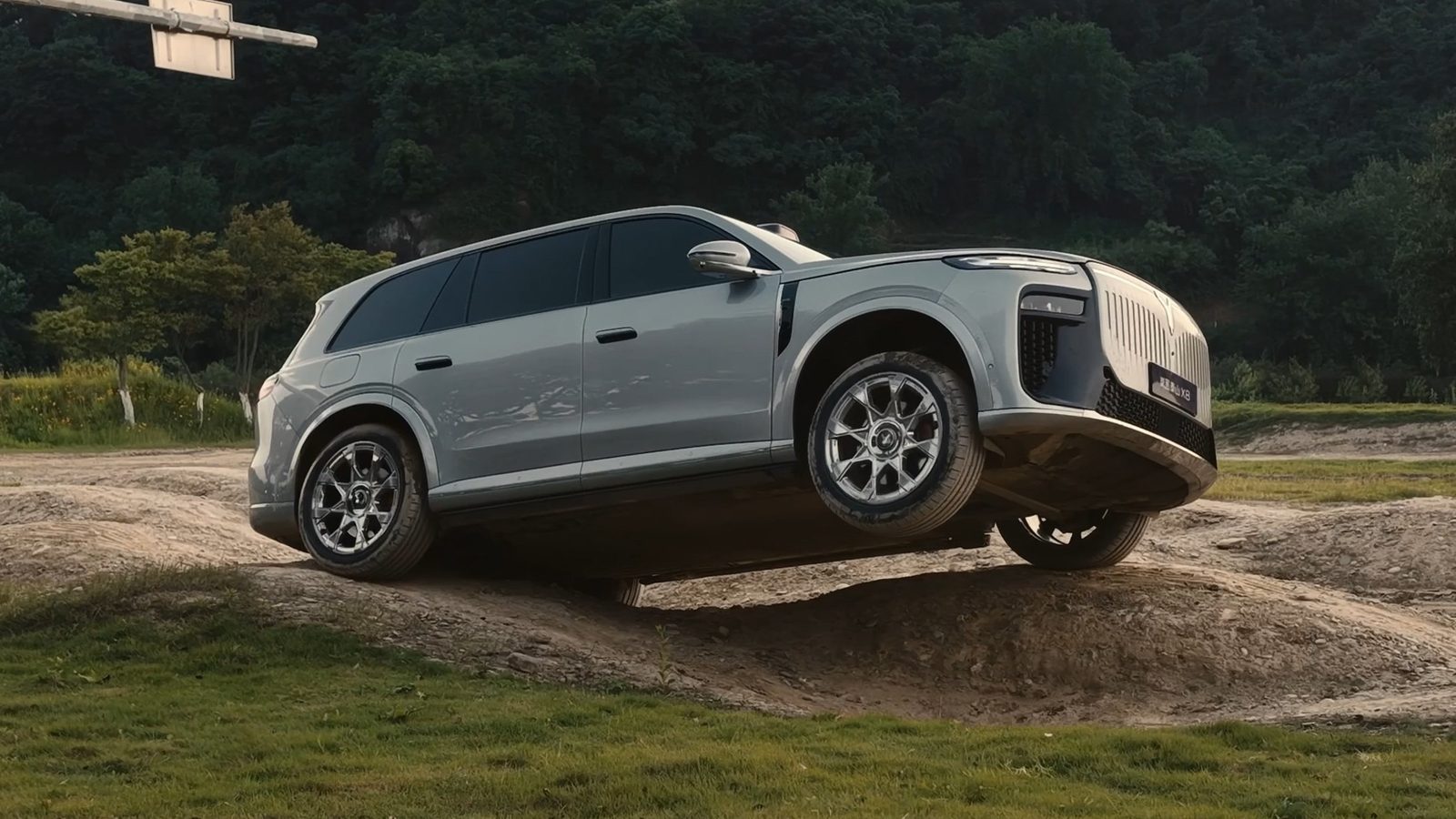Voyah Taishan PHEV 2026 — экстерьер, front 3q offroad, рынок China