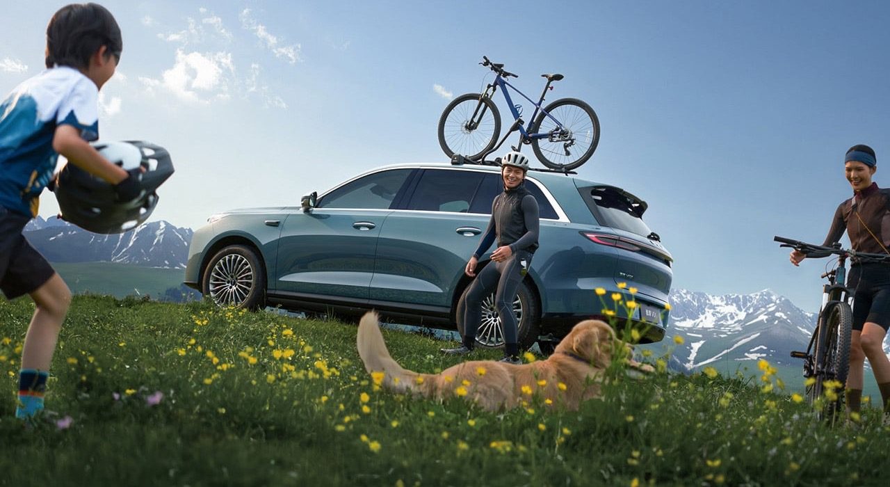 Wey V8X PHEV 2026 - exterior, rear side bike rack detail, China pre-order reference market