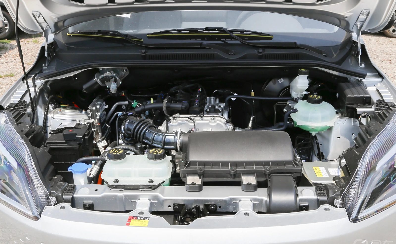 Wuling Hongguang EREV 2025 - exterior, range extender engine bay, China / commercial import market