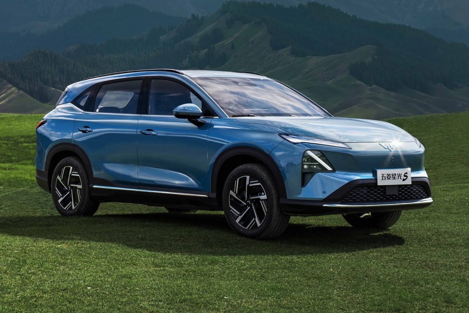 Wuling Starlight S PHEV 2024 — главное фото модели, экстерьер, вид спереди 3/4, рынок internal_mvp