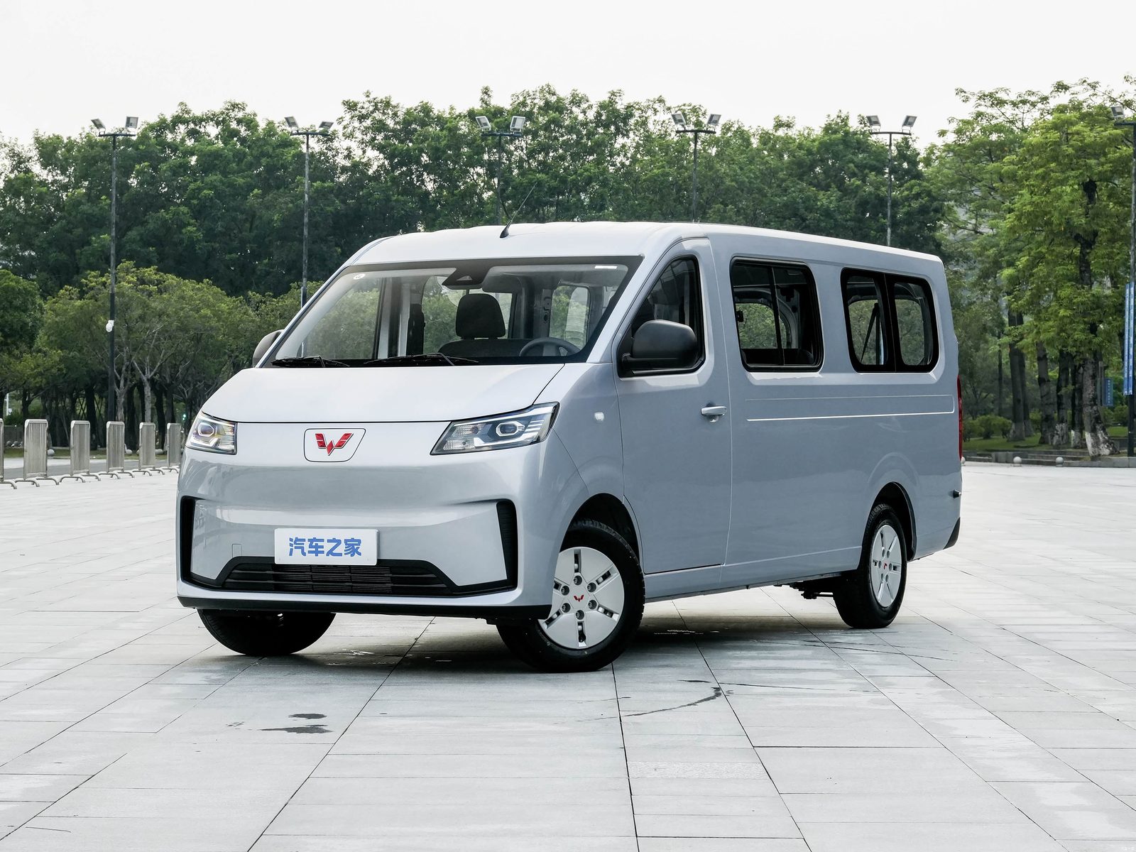 Wuling Yangguang L EV 2026 - main model photo, exterior, front three-quarter view, China market