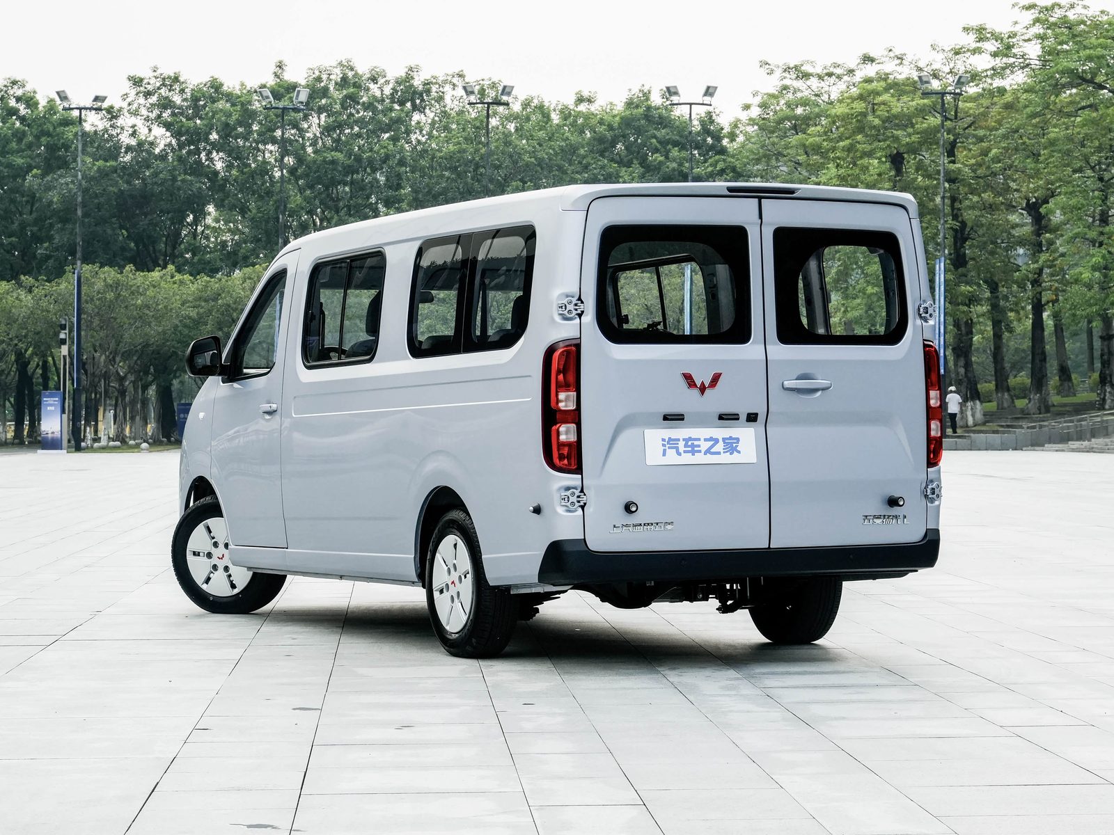 Wuling Yangguang L EV 2026 - exterior, rear three-quarter view, China market