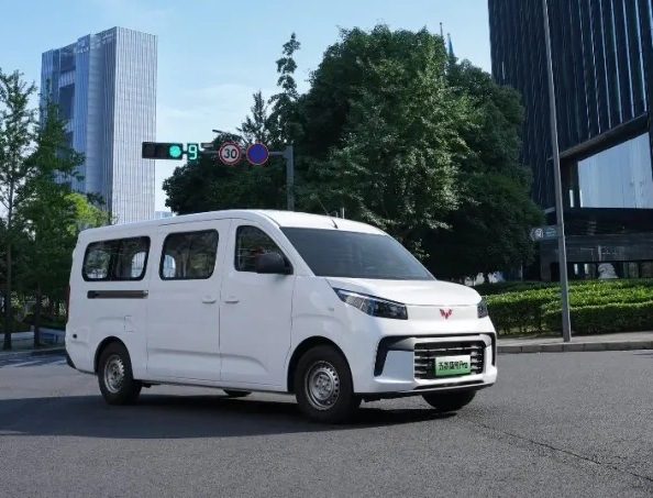 Wuling Yangguang Pro EREV - exterior, road vehicle focus, China market