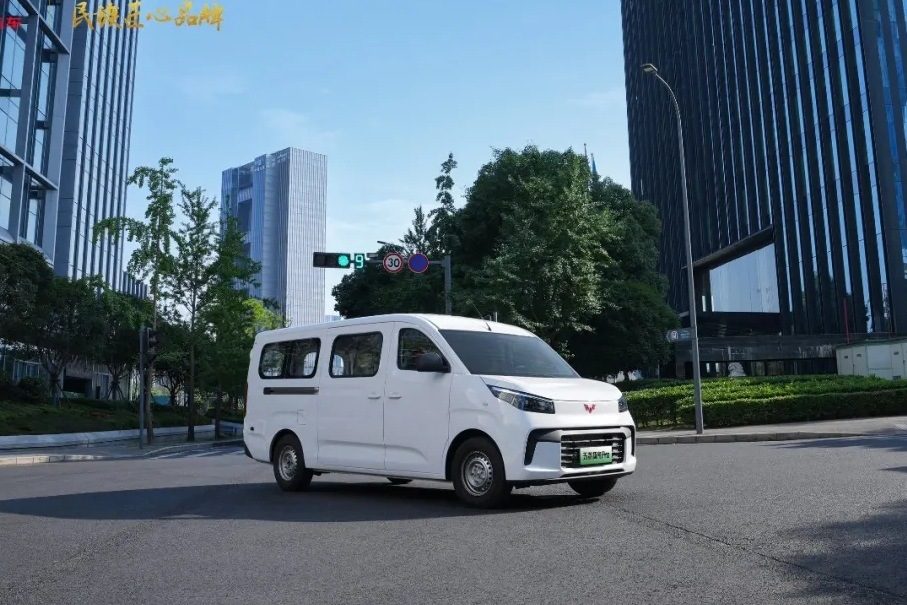 Wuling Yangguang Pro EREV - exterior, road tight, China market