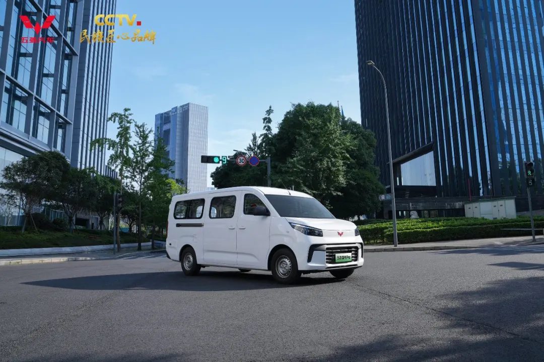 Wuling Yangguang Pro EREV - main model photo, exterior, front three-quarter view, China market