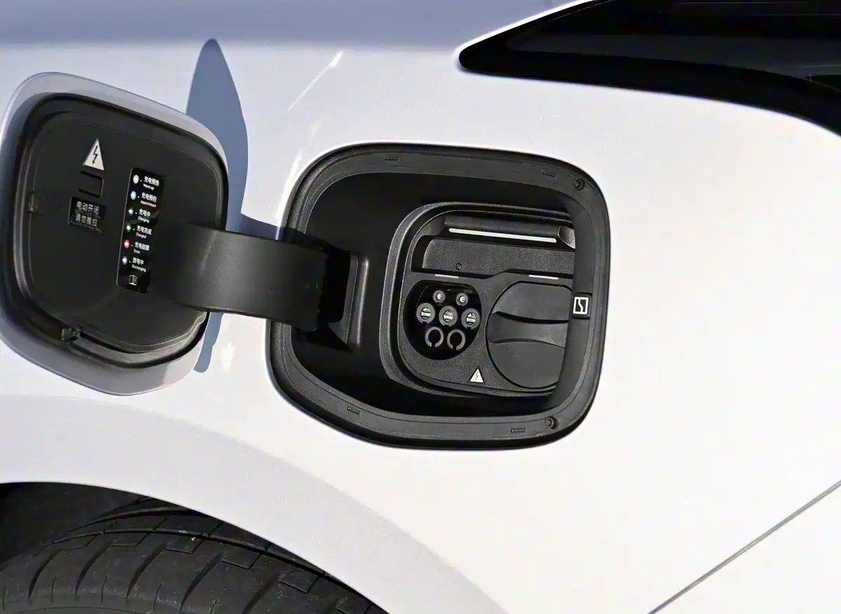 Zeekr 001 2026 - exterior, charging port, China / current model market